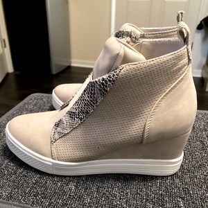 🤗🤗 Fun weekend suede like stacked wedge bootie.  Snakeskin detail Size 8 🤗🤗